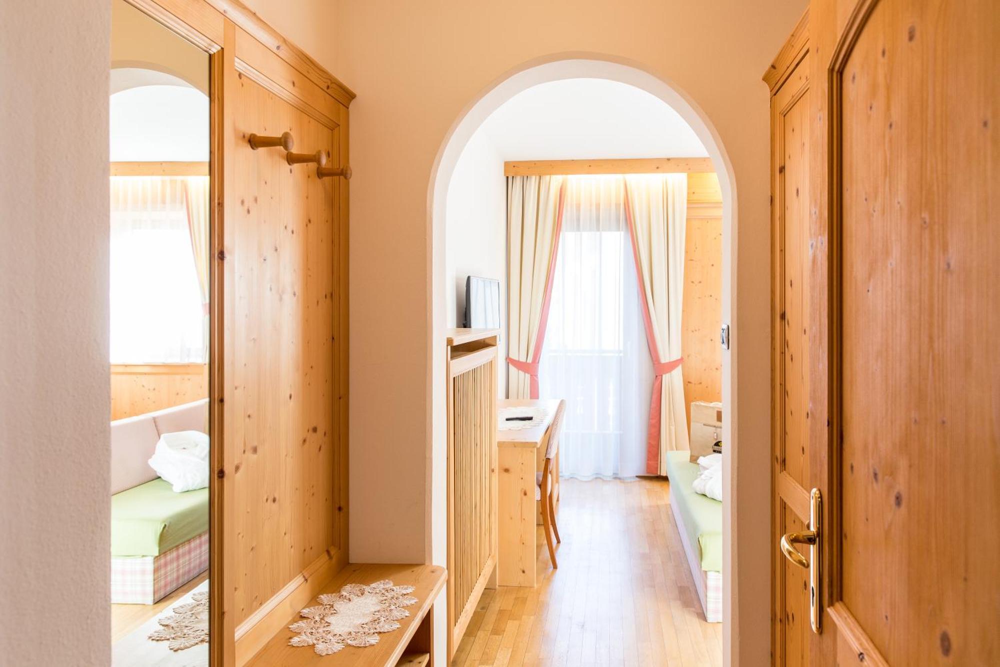 Hotel Goldene Rose Monguelfo-Tesido / Welsberg-Taisten ภายนอก รูปภาพ